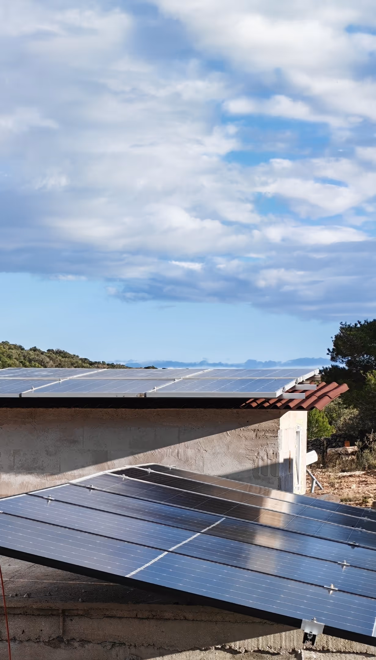 Solarni paneli na krovu objekta u zlatnom svjetlu zalaska sunca