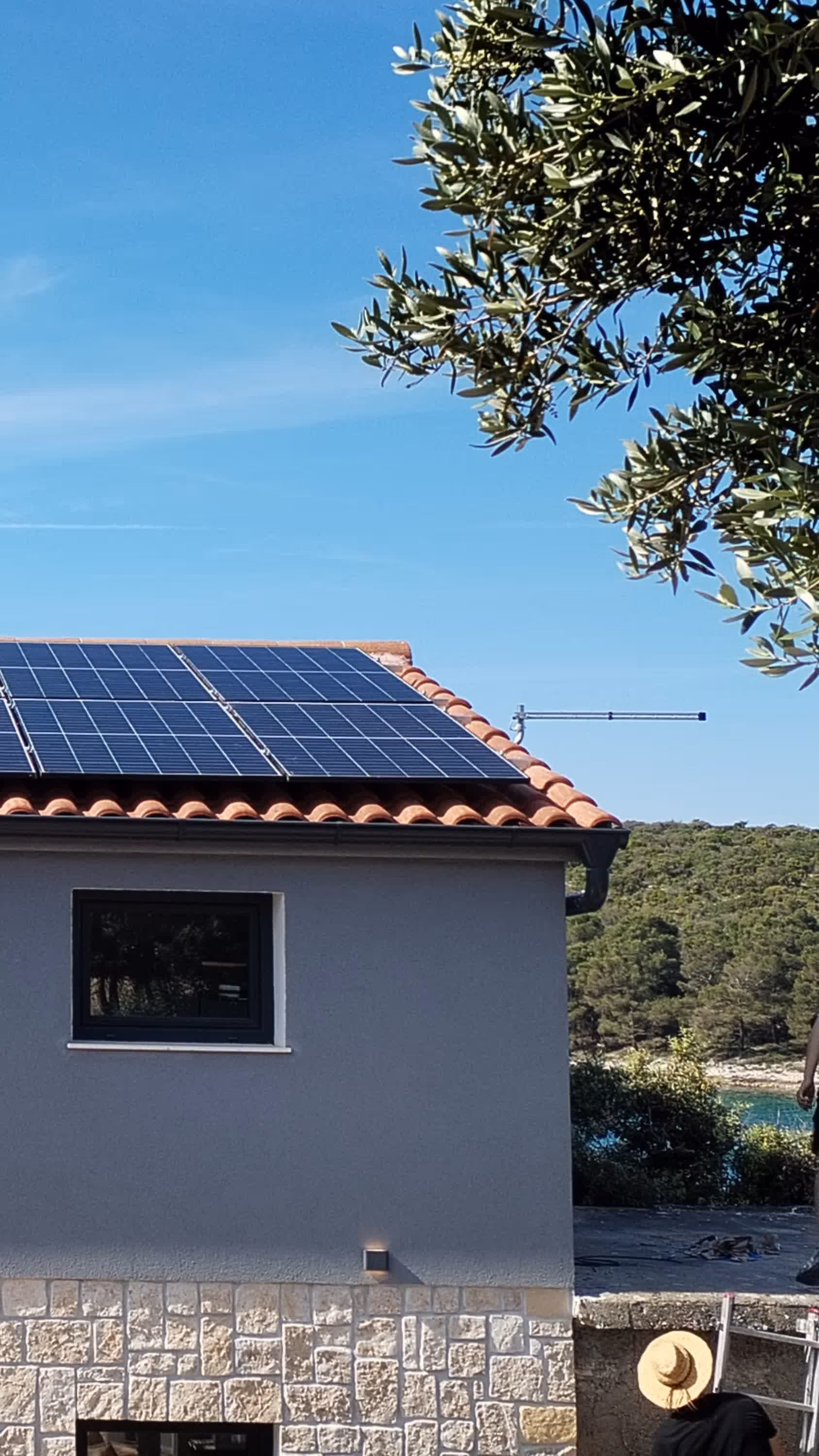 Solarni paneli na krovu objekta u zlatnom svjetlu zalaska sunca