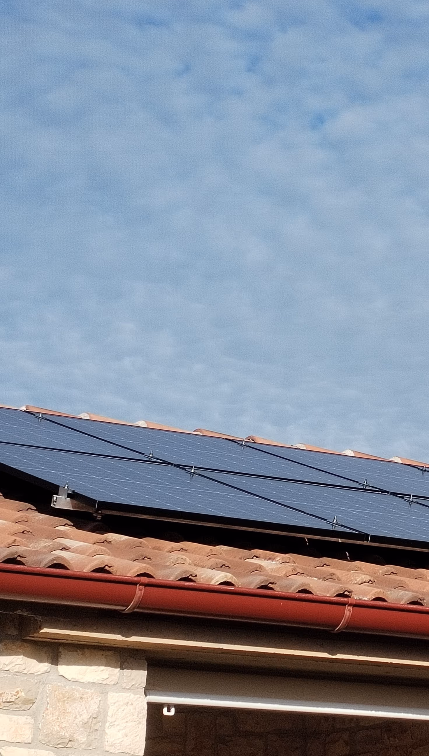 Solarni paneli na krovu objekta u zlatnom svjetlu zalaska sunca